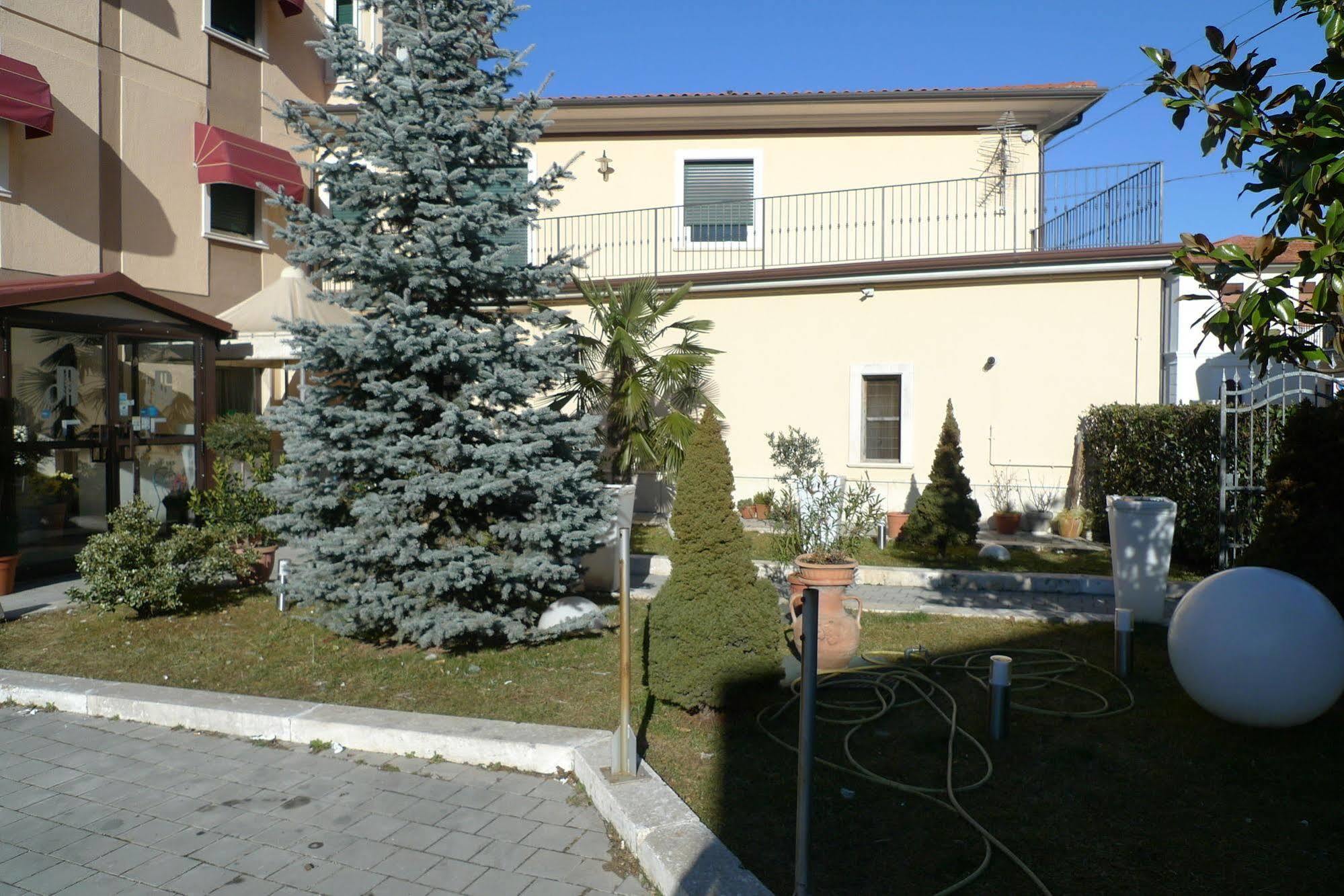 Hotel De Meis Capistrello Exterior photo